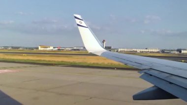 Frankfurt, Almanya, 08 Temmuz 2013: Almanya 'da Frankfurt' ta seyahat eden İsrail El Al uçağının penceresinden bakın