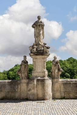 Kutna Hora, Çek Cumhuriyeti, 13 Mayıs 2024: Çek Cumhuriyeti 'nin Kutna Hora kentindeki Barok Galerisi' nde Aziz Ignatius Loyola 'nın taş heykeli duruyor