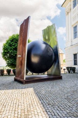 Kutna Hora, Çek Cumhuriyeti, 13 Mayıs 2024: Çek Cumhuriyeti 'nin Kutna Hora kentindeki Modern Geleceği Demir Heykel