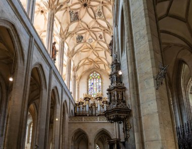 Kutna Hora, Çek Cumhuriyeti, 13 Mayıs 2024: Çek Cumhuriyeti 'nin Kutna Hora kentindeki St Barbara Katedrali' nin ana salonunda büyük bir organ ve büyük bir vitray pencere