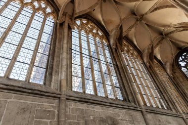 Kutna Hora, Çek Cumhuriyeti, 13 Mayıs 2024: Çek Cumhuriyeti 'nin Kutna Hora kentindeki St Barbara Katedrali' nin üst katındaki büyük pencereler