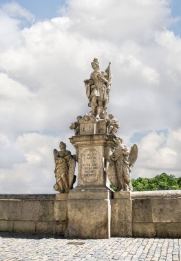 Kutna Hora, Çek Cumhuriyeti, 13 Mayıs 2024: Çek Cumhuriyeti 'nin Kutna Hora şehrinin tarihsel bölümündeki Barok Galerisi' nin taş heykeli üzerinde duruyor