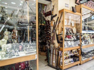 Rodos, Yunanistan, 02 Temmuz 2011: Yunanistan 'ın Rodos adasındaki Rodos şehrinin tarihi bölümünde Sokratous Caddesi' ndeki hediyelik eşya dükkanının vitrininde sergilenmesi