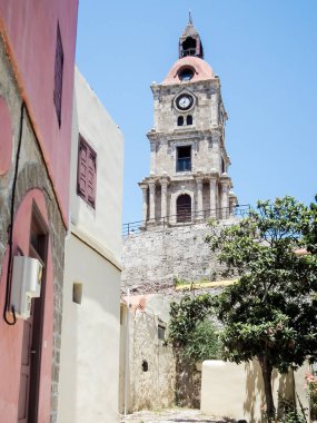 Rodos, Yunanistan, 02 Temmuz 2011: Yunanistan 'ın Rodos adasındaki Rodos şehrinin tarihi bölümünde bulunan Ortaçağ Saat Kulesi