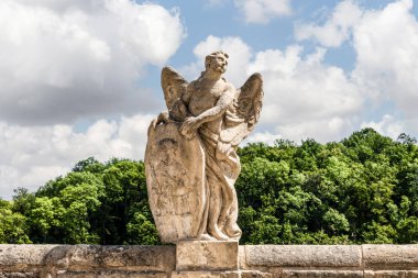Kutna Hora, Çek Cumhuriyeti, 13 Mayıs 2024: Taş melek heykeli Çek Cumhuriyeti 'nin Kutna Hora kentindeki Barok Galerisi' nin korkuluğunda duruyor