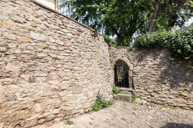 Çek Cumhuriyeti 'nin Kutna Hora şehrinin tarihi bölgesinde taş çit ve kaldırım