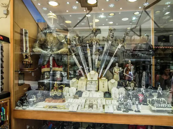 Rodos, Yunanistan, 02 Temmuz 2011: Yunanistan 'ın Rodos adasındaki Rodos şehrinin tarihi bölümünde Sokratous Caddesi' ndeki hediyelik eşya dükkanının vitrini