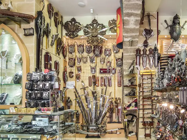 Rodos, Yunanistan, 02 Temmuz 2011: Yunanistan 'ın Rodos adasındaki Rodos şehrinin tarihi kesimindeki Sokratous Caddesi' ndeki hediyelik eşya dükkanının içi