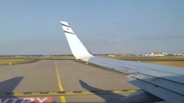 Frankfurt, Almanya, 08 Temmuz 2013: Almanya 'da Frankfurt' ta seyahat eden İsrail El Al uçağının penceresinden bakın