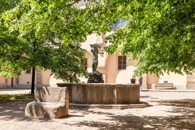 Kutna Hora, Çek Cumhuriyeti, 13 Mayıs 2024: Çek Cumhuriyeti 'nin Kutna Hora kentinin tarihi kesimindeki İtalyan Mahkemesi avlusunda dekoratif çeşme