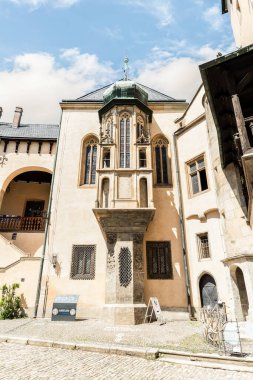 Kutna Hora, Çek Cumhuriyeti, 13 Mayıs 2024: Çek Cumhuriyeti 'nin Kutna Hora kentinin tarihi bölümünde İtalyan Mahkemesi Avlusu