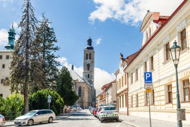 Kutna Hora, Çek Cumhuriyeti, 13 Mayıs 2024: Çek Cumhuriyeti 'nin Kutna Hora şehrinin tarihi kesimindeki Havlickovo namesti caddesinde iyi korunmuş tarihi binalar