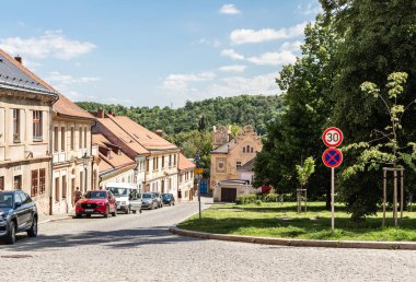Kutna Hora, Çek Cumhuriyeti, 13 Mayıs 2024: Çek Cumhuriyeti 'nin Kutna Hora şehrinin tarihi bölümünde Havlickovo namesti caddesindeki tarihi binalar iyi korundu