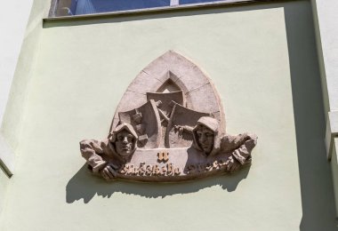 Kutna Hora, Çek Cumhuriyeti, 13 Mayıs 2024: Çek Cumhuriyeti 'nin Kutna Hora kentindeki Hotel U Vlasskeho Dvora' nın duvarında dekoratif bas yardım