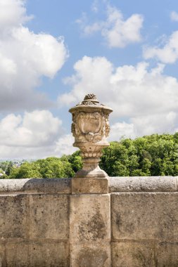 Kutna Hora, Çek Cumhuriyeti, 13 Mayıs 2024: Çek Cumhuriyeti 'nin Kutna Hora kentindeki Barok Galerisi' nin korkuluğunda büyük taş süsleme kupası duruyor