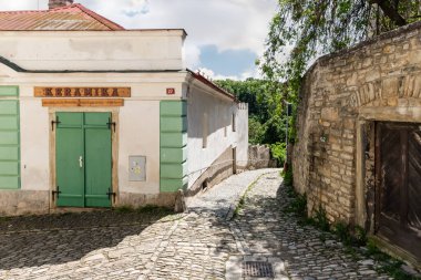 Kutna Hora, Çek Cumhuriyeti, 13 Mayıs 2024: Çek Cumhuriyeti 'nin Kutna Hora kentindeki sakin Barborska caddesindeki tarihi binalar iyi korundu