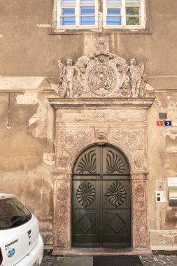 Kutna Hora, Çek Cumhuriyeti, 13 Mayıs 2024: Çek Cumhuriyeti 'nin Kutna Hora kentinin tarihi bölümünde Jakubcka caddesinde dekoratif sıva ile süslenmiş eski binaya giriş