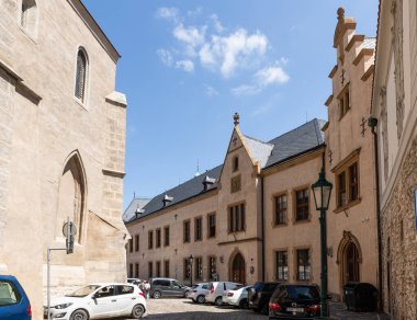 Kutna Hora, Çek Cumhuriyeti, 13 Mayıs 2024: Çek Cumhuriyeti 'nin Kutna Hora şehrinin tarihi bölümünde, sakin Jakubcka caddesindeki tarihi binalar iyi korundu
