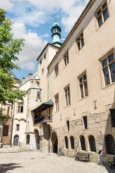 Kutna Hora, Çek Cumhuriyeti, 13 Mayıs 2024: Çek Cumhuriyeti 'nin Kutna Hora kentinin tarihi bölümünde İtalyan Mahkemesi' nin avlusu