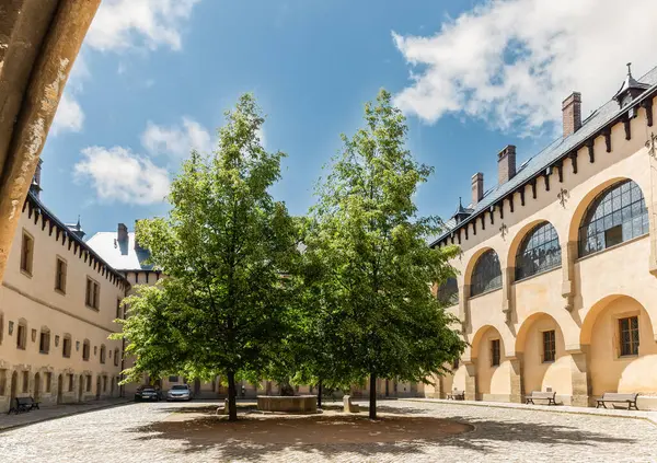 Kutna Hora, Çek Cumhuriyeti, 13 Mayıs 2024: Çek Cumhuriyeti 'nin Kutna Hora kentinin tarihi bölümünde İtalyan Mahkemesi' nin avlusu