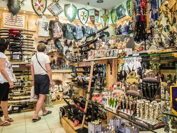Rodos, Yunanistan, 02 Temmuz 2011: Yunanistan 'ın Rodos adasındaki Rodos şehrinin tarihi kısmındaki Sokratous Caddesi' ndeki hediyelik eşya dükkanının içi