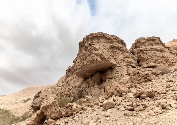 İsrail 'in güneyindeki Ölü Deniz' in yakınlarındaki Arugot Irmağı Doğa Koruma Alanı 'nda dağ yamaçlarındaki dev kayalar.