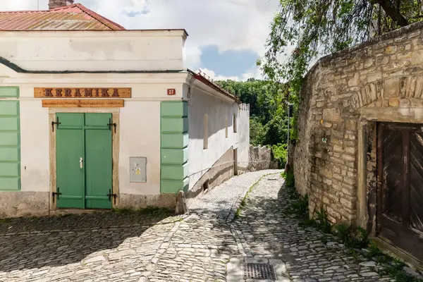 Kutna Hora, Çek Cumhuriyeti, 13 Mayıs 2024: Çek Cumhuriyeti 'nin Kutna Hora kentindeki sakin Barborska caddesindeki tarihi binalar iyi korundu