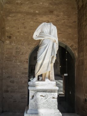 Rodos, Yunanistan, 02 Temmuz 2011: Yunanistan 'ın Rodos adasındaki Rodos şehrinin tarihi bölümünde Rodos Büyük Şövalyeleri Sarayı' nın topraklarındaki beyaz mermer heykel