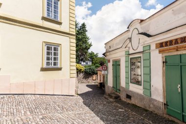 Kutna Hora, Çek Cumhuriyeti, 13 Mayıs 2024: Çek Cumhuriyeti 'nin Kutna Hora şehrinin tarihi bölümünde Barborska' nın sakin caddesinde iyi korunmuş tarihi binalar