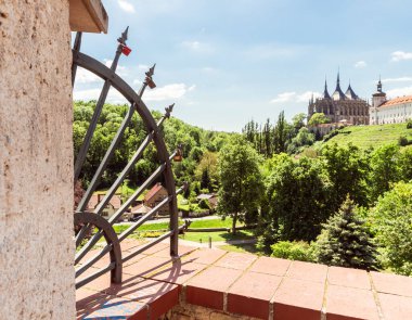 Kutna Hora, Çek Cumhuriyeti, 13 Mayıs 2024: Çek Cumhuriyeti 'nin Kutna Hora kentinin tarihi kısmına kilit takılmış dekoratif çitler