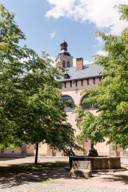 Kutna Hora, Çek Cumhuriyeti, 13 Mayıs 2024: Çek Cumhuriyeti 'nin Kutna Hora kentinin tarihi bölümünde İtalyan Mahkemesi' nin avlusu