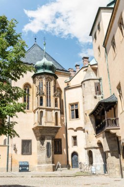 Kutna Hora, Çek Cumhuriyeti, 13 Mayıs 2024: Çek Cumhuriyeti 'nin Kutna Hora kentinin tarihi bölümünde İtalyan Mahkemesi' nin avlusu