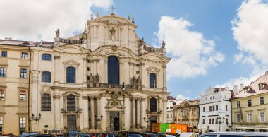 Prag, Çek Cumhuriyeti, 13 Mayıs 2024: Çek Cumhuriyeti 'nde Prag' ın tarihi bölümünde Malostranske namesti üzerine Aziz Nicholas Kilisesi