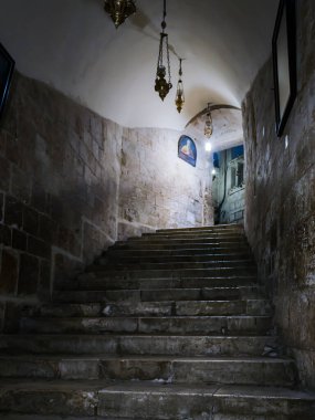 Kudüs, İsrail, 3 Ocak 2025: İsrail 'in eski Kudüs kentindeki Kutsal Mezar Kilisesi Ermeni Kilisesi' nden gelen adımlar