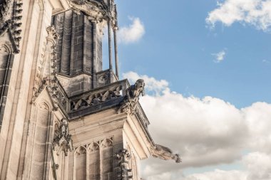 Prag, Çek Cumhuriyeti, 14 Mayıs 2024: Çek Cumhuriyeti 'nde Prag' ın tarihi bölümünde Aziz Vitus Katedrali 'nin taş süslemeleri