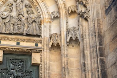 Prag, Çek Cumhuriyeti, 14 Mayıs 2024: Çek Cumhuriyeti 'nde Prag' ın tarihi bölümünde Aziz Vitus Katedrali 'nin ön cephesinde taş süslemeler