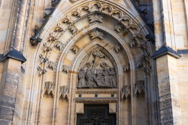 Prag, Çek Cumhuriyeti, 14 Mayıs 2024: Çek Cumhuriyeti 'nde Prag' ın tarihi bölümünde St Vitus Katedrali 'nin girişi üzerinde dini tema