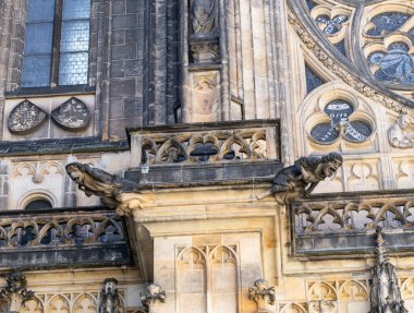 Prag, Çek Cumhuriyeti, 14 Mayıs 2024: Çek Cumhuriyeti 'nde Prag' ın tarihi bölümünde Aziz Vitus Katedrali 'nin muhteşem heykelleri