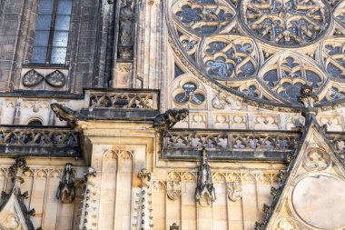 Prag, Çek Cumhuriyeti, 14 Mayıs 2024: Çek Cumhuriyeti 'nin Prag' ın tarihi bölümündeki St. Vitus Katedrali 'nin taş süslemeleri