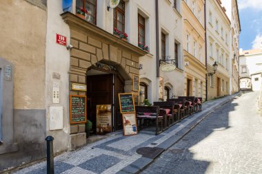 Prag, Çek Cumhuriyeti, 14 Mayıs 2024: Çek Cumhuriyeti 'nin Prag kentindeki Thunovska caddesindeki tarihi binalar iyi korundu