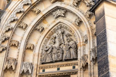 Prag, Çek Cumhuriyeti, 14 Mayıs 2024: Çek Cumhuriyeti 'nde Prag' ın tarihi bölümünde St Vitus Katedrali 'nin girişi üzerinde dini tema