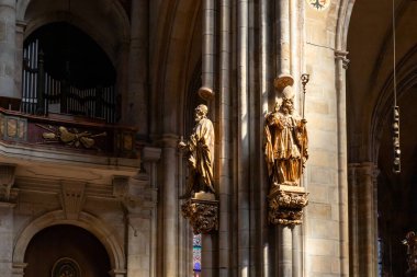 Prag, Çek Cumhuriyeti, 14 Mayıs 2024: Çek Cumhuriyeti 'nde Prag' ın tarihi kesimindeki Aziz Vitus Katedrali 'nin sütununda altın yaldızlı heykel