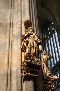 Prag, Çek Cumhuriyeti, 14 Mayıs 2024: Çek Cumhuriyeti 'nde Prag' ın tarihi bölümünde Aziz Vitus Katedrali 'nin sütununda altın yaldızlı heykel