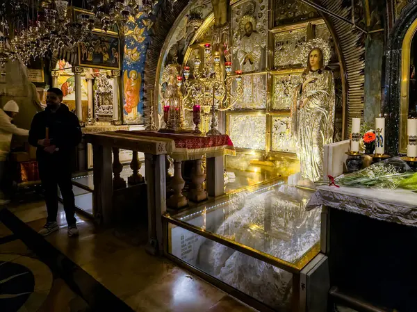 Kudüs, İsrail, 3 Ocak 2025: İsrail 'in Kudüs kentindeki Kutsal Mezar Kilisesi Golgotha' da diz çökme salonunda birçok dini madalya