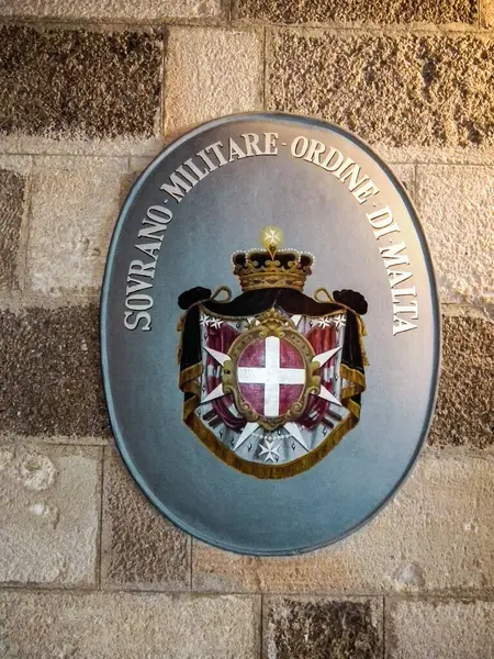 Rodos, Yunanistan, 02 Temmuz 2011: Yunanistan 'ın Rodos şehrinin tarihi bölümünde Rodos Büyük Şövalyeleri' nin Büyük Üstadı Sarayı 'nın iç salonunda Malta Askeri Nişanı' nın arması