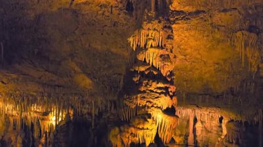 İsrail, Beit Shemesh yakınlarındaki Judean Dağları 'ndaki Sorek sarkıtları mağarasının tuhaf doğal güzelliği.