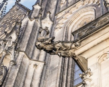 Prag, Çek Cumhuriyeti, 14 Mayıs 2024: Çek Cumhuriyeti 'nde Prag' ın tarihi bölümünde Aziz Vitus Katedrali 'nde dekoratif taş heykel