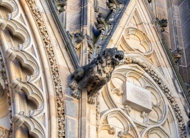 Prag, Çek Cumhuriyeti, 14 Mayıs 2024: Çek Cumhuriyeti 'nin Prag' ın tarihi bölümünde Aziz Vitus Katedrali 'nin muhteşem heykeli