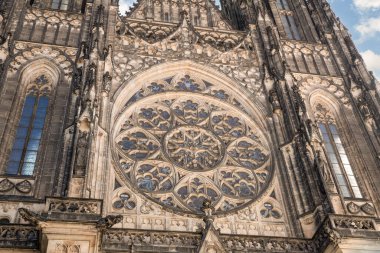 Prag, Çek Cumhuriyeti, 14 Mayıs 2024: Çek Cumhuriyeti 'nde Prag' ın tarihi bölümündeki St. Vitus Katedrali 'nin taş süslemeleri