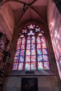 Prag, Çek Cumhuriyeti, 14 Mayıs 2024: Çek Cumhuriyeti 'nin Prag' ın tarihi kesimindeki Aziz Vitus Katedrali 'nin yan penceresindeki büyük dekoratif vitray pencere